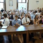 GALERIE: Deváťáci z Liščáku dostali svoje poslední vysvědčení ze základky na zámku