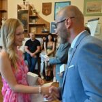 GALERIE: Deváťáci z Liščáku dostali svoje poslední vysvědčení ze základky na zámku