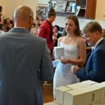 GALERIE: Deváťáci z Liščáku dostali svoje poslední vysvědčení ze základky na zámku