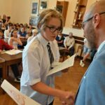 GALERIE: Deváťáci z Liščáku dostali svoje poslední vysvědčení ze základky na zámku