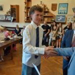 GALERIE: Deváťáci z Liščáku dostali svoje poslední vysvědčení ze základky na zámku