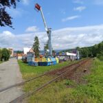 Výstavba pouťových atrakcí v Hartě