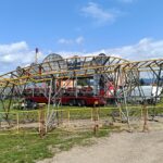 Výstavba pouťových atrakcí v Hartě