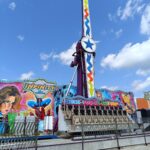 Výstavba pouťových atrakcí v Hartě