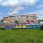 Výstavba pouťových atrakcí v Hartě