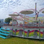 Výstavba pouťových atrakcí v Hartě