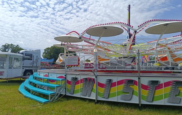 Výstavba pouťových atrakcí v Hartě