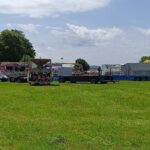 Výstavba pouťových atrakcí v Hartě