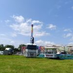 Výstavba pouťových atrakcí v Hartě