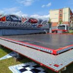 Výstavba pouťových atrakcí v Hartě