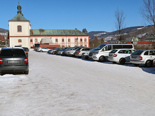 Ve Vrchlabí začala přestavba parkoviště u kláštera za 54 milionů korun