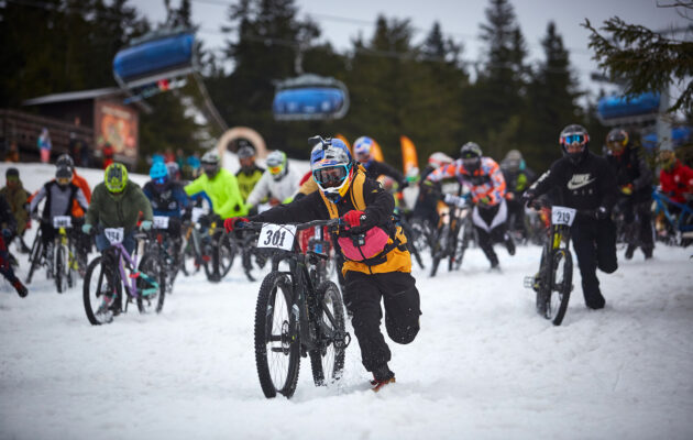 Rychlost, sníh a bikeři. Ve Špindlu se jede legendární závod po sjezdovce