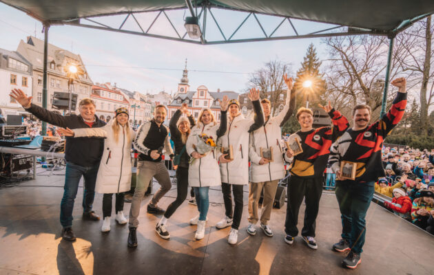 FOTO: Vrchlabí tleskalo svým olympionikům, dostali krkonošské dárky