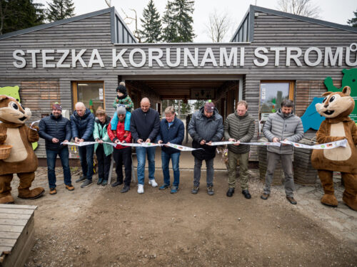 V Krkonoších otevřela Medvědí stezka, nabízí pohled do medvědího výběhu