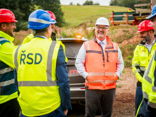Jsou to fachmani, jde jim to od ruky, chválil ministr stavbaře D11