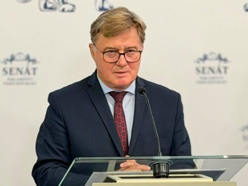 Spadl mi kámen ze srdce, řekl Sobotka, který obhájil Senát už v prvním kole